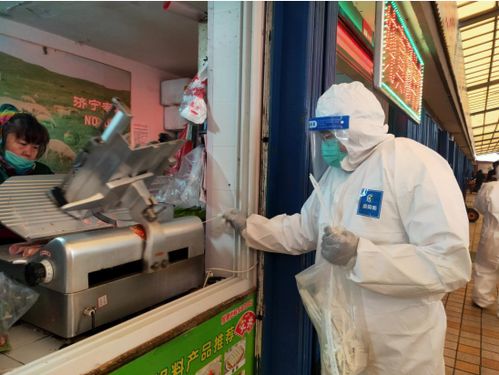 筑牢防疫安全线 解放路社区开展农贸市场环境与产品核酸检测
